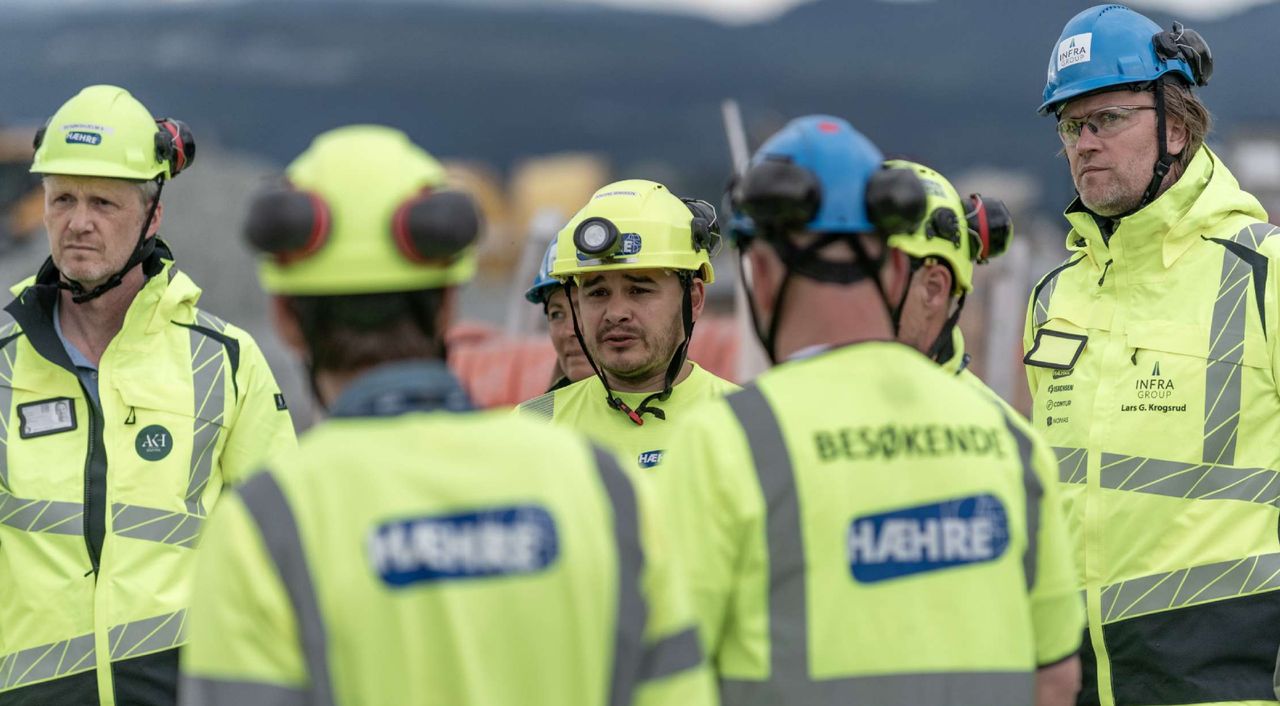 To Hæhre-ansatte i samtale på anleggsplassen en sommerdag