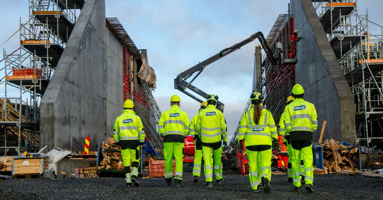 Hæhre-ansatte på vei mot en stor betongkonstruksjon under bygging