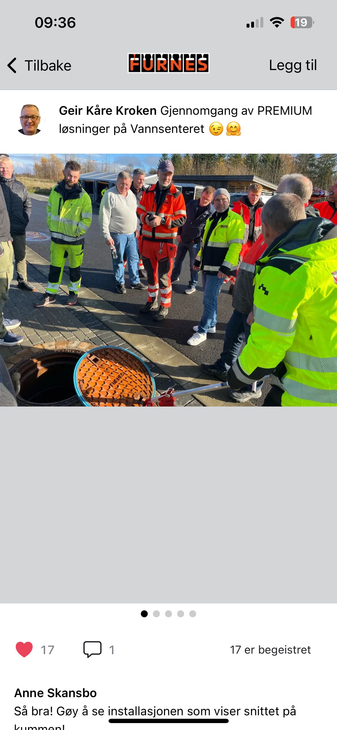 Ansatte samlet rundt kumlokk på kundebesøk