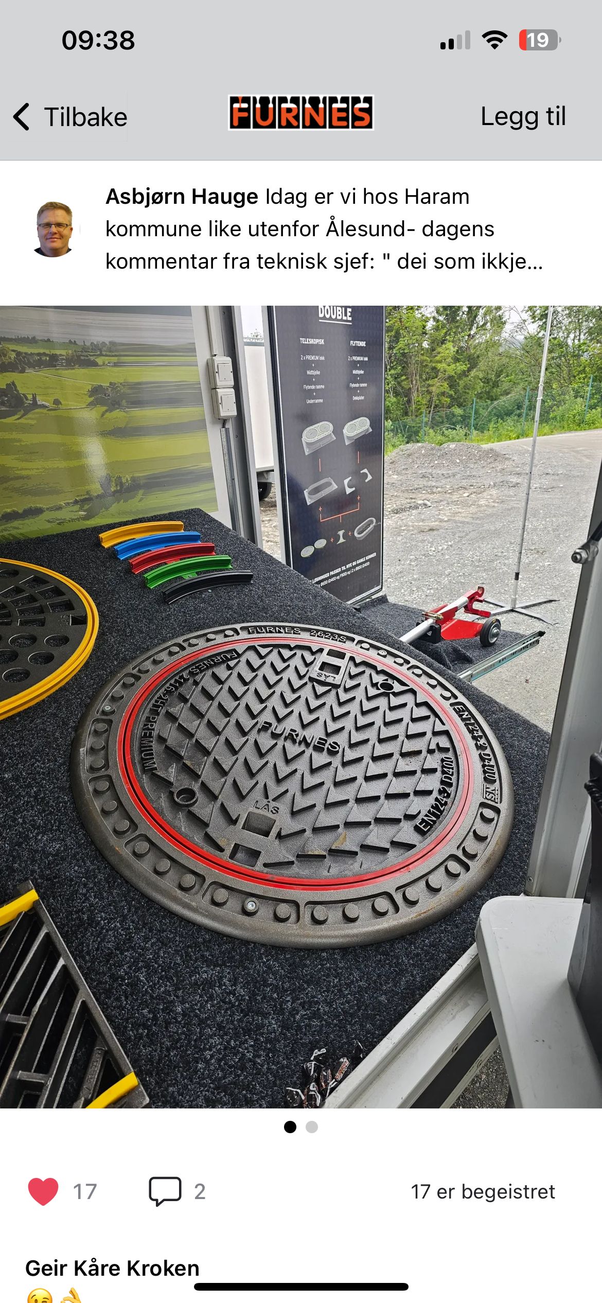 Selger viser frem kumlokk hos kunde