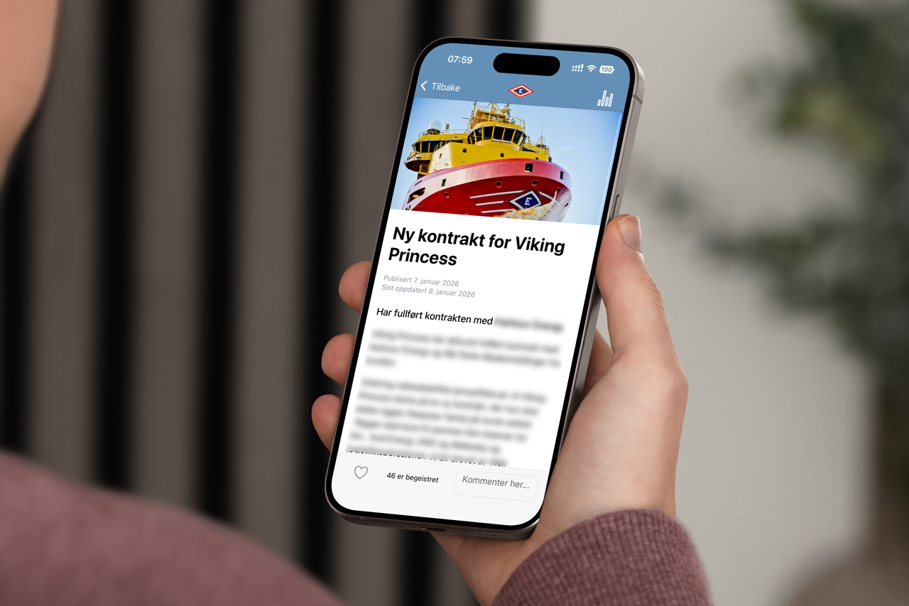 Ansatt leser viktig informasjon i Eidesvik-appen