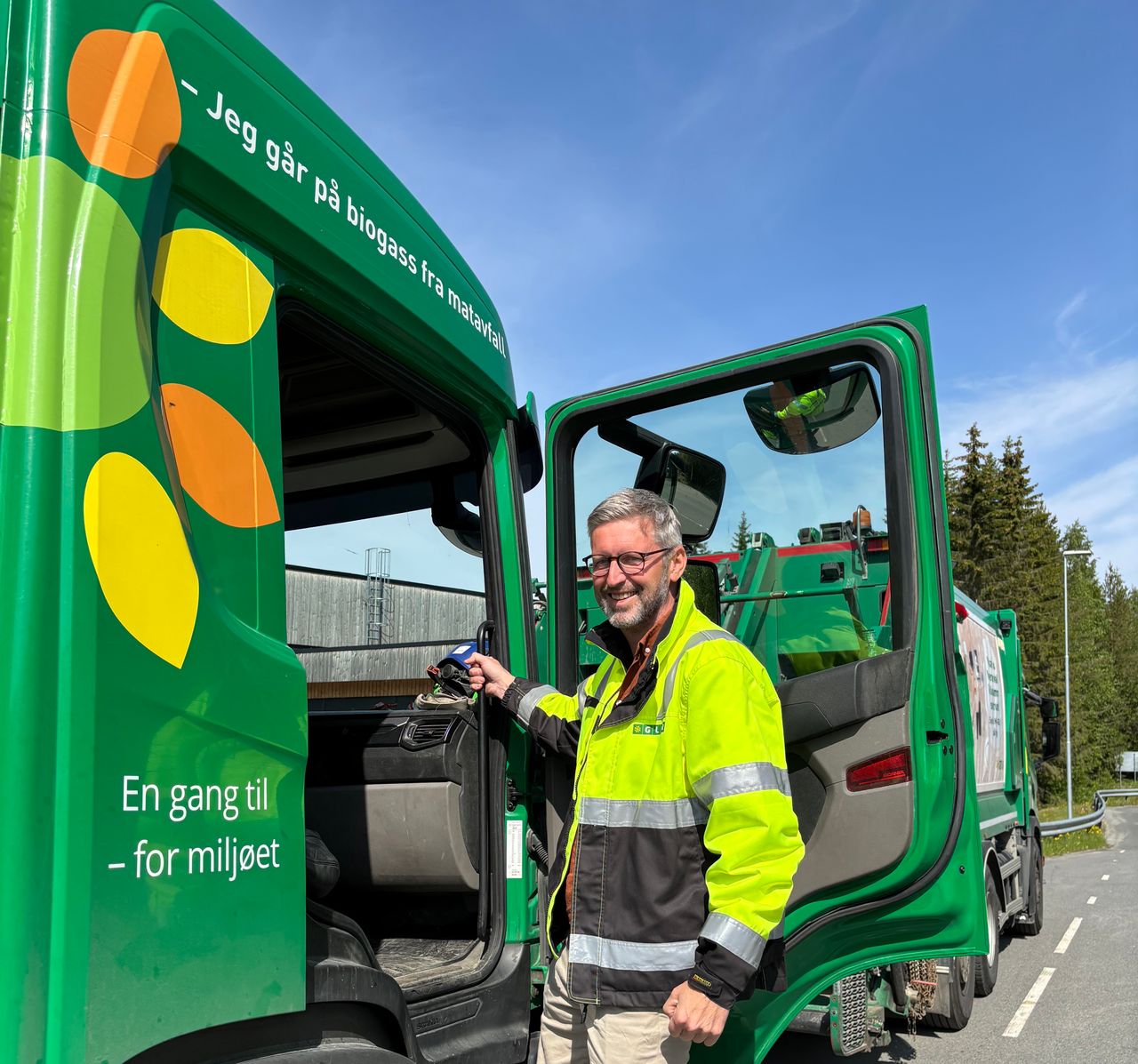 GLØR-ansatt ved renovasjonsbilen